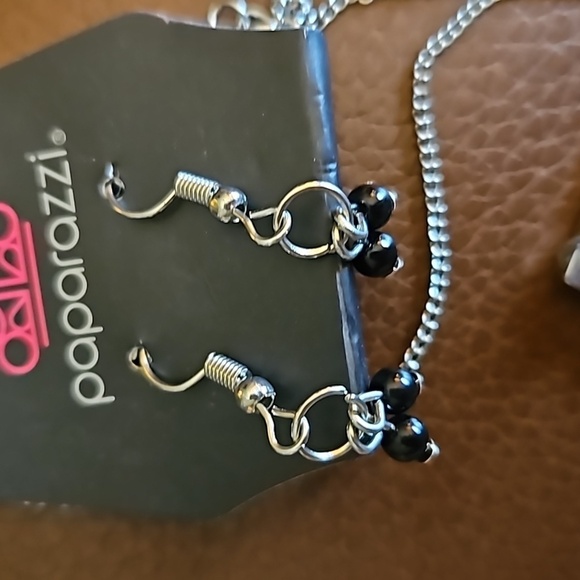 5/$25 PAPARAZZI Laugh Pendant Chain Necklace Earrings Set - Picture 5 of 5